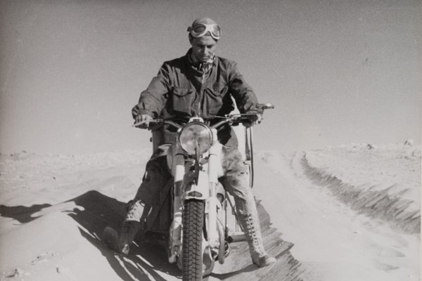 alte Aufnahme eines Motorradfahrers frontal aufgenommen