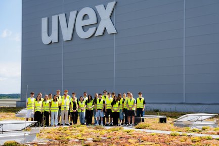 Gruppenbild der Azubis vor dem uvex Logistikzentrum Rednitzhembach