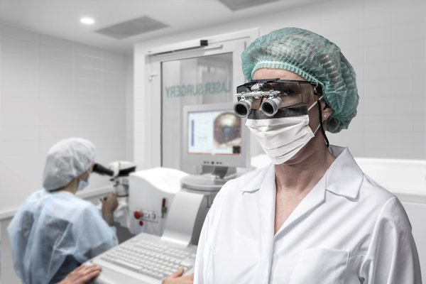 Eine Person mit Maske trägt eine Laserschutzbrille