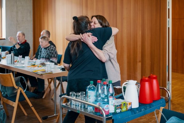 Zwei Frauen umarmen sich