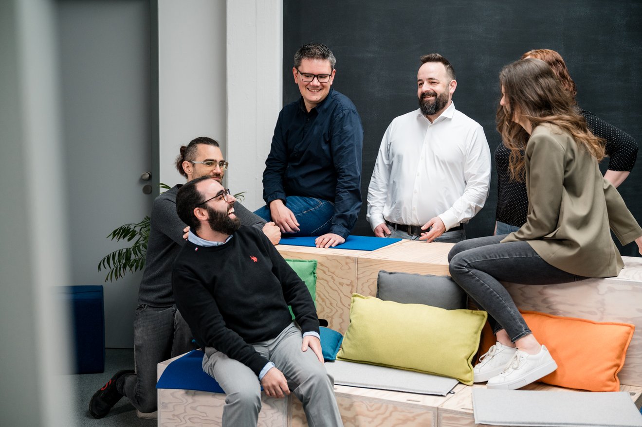 Dynamisches Gruppenbild vom Team GDM bei uvex