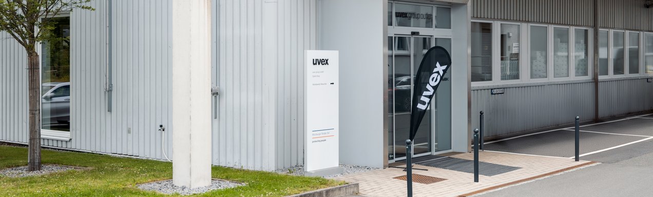 Ein Eingangsbereich mit einer uvex Beachflag davor