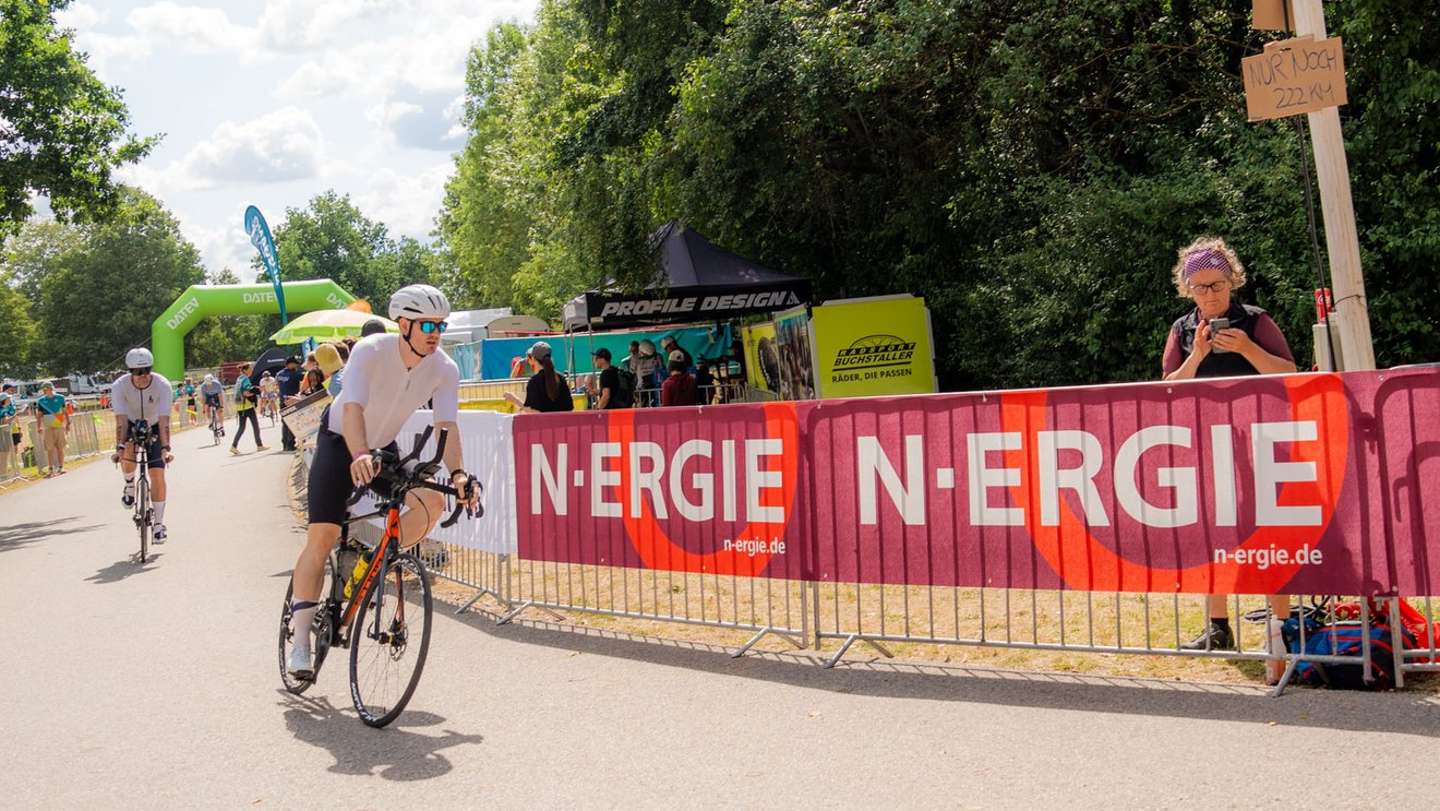  Radfahrer von der ersten uvex Staffel auf der Radstrecke von Challenge Roth