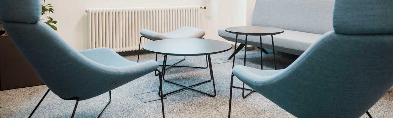 Inneneinrichtung mit Sofa und zwei Stühlen und Tisch