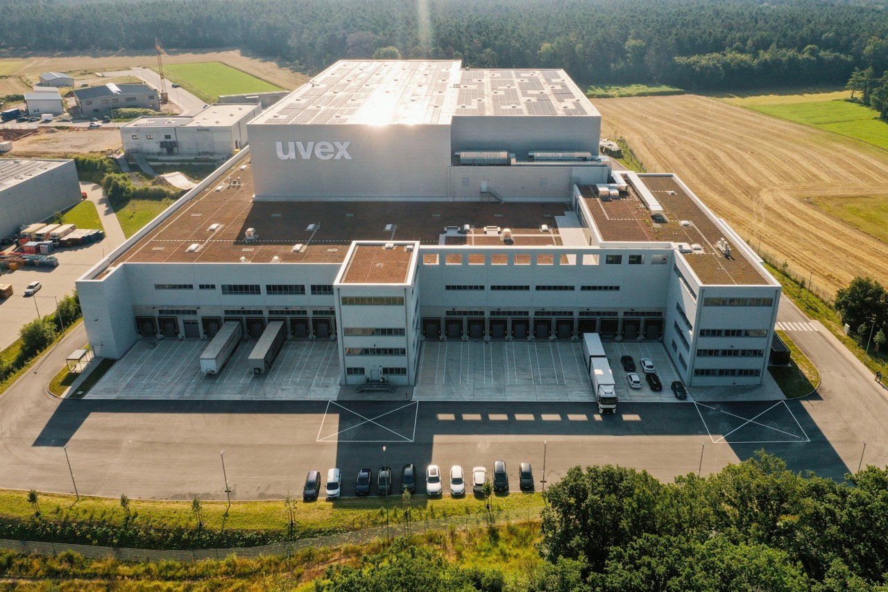 Luftaufnahme des modernen uvex Logistikzentrums in Rednitzhembach mit Verladerampen, Lagerflächen und angrenzenden Feldern.