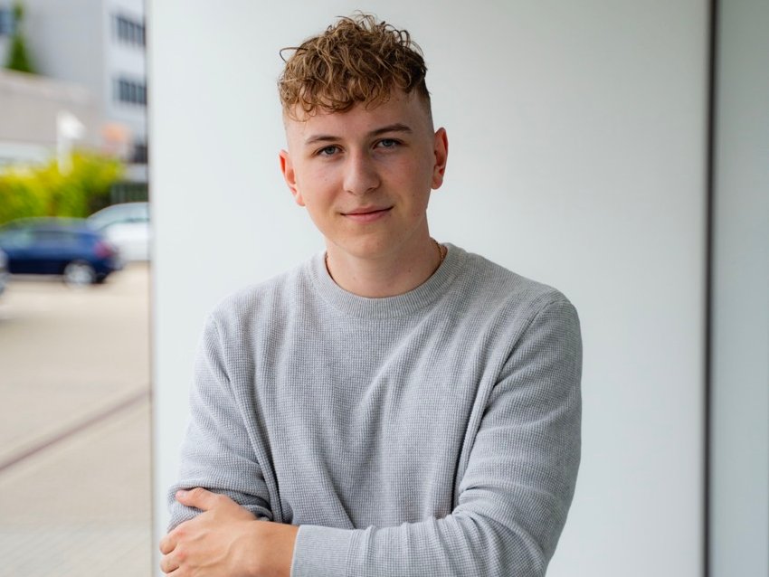 Ein uvex Azubi vor dem Gebäude der uvex Winter Holding