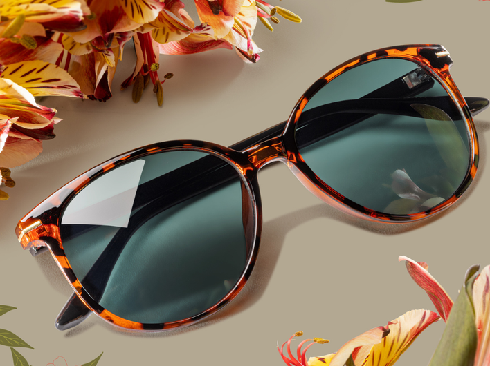 Nahaufnahme einer Sonnenbrille mit grünen Gläsern