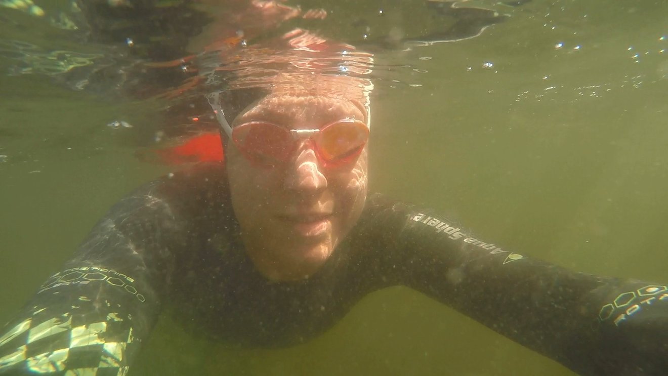 Schwimmerin mit Taucherbrille unter Wasser