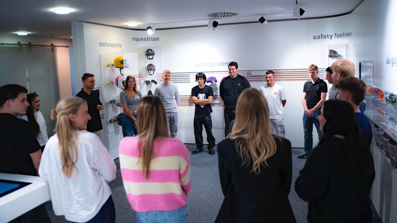 Die uvex Azubis im hauseigenen Museum von uvex