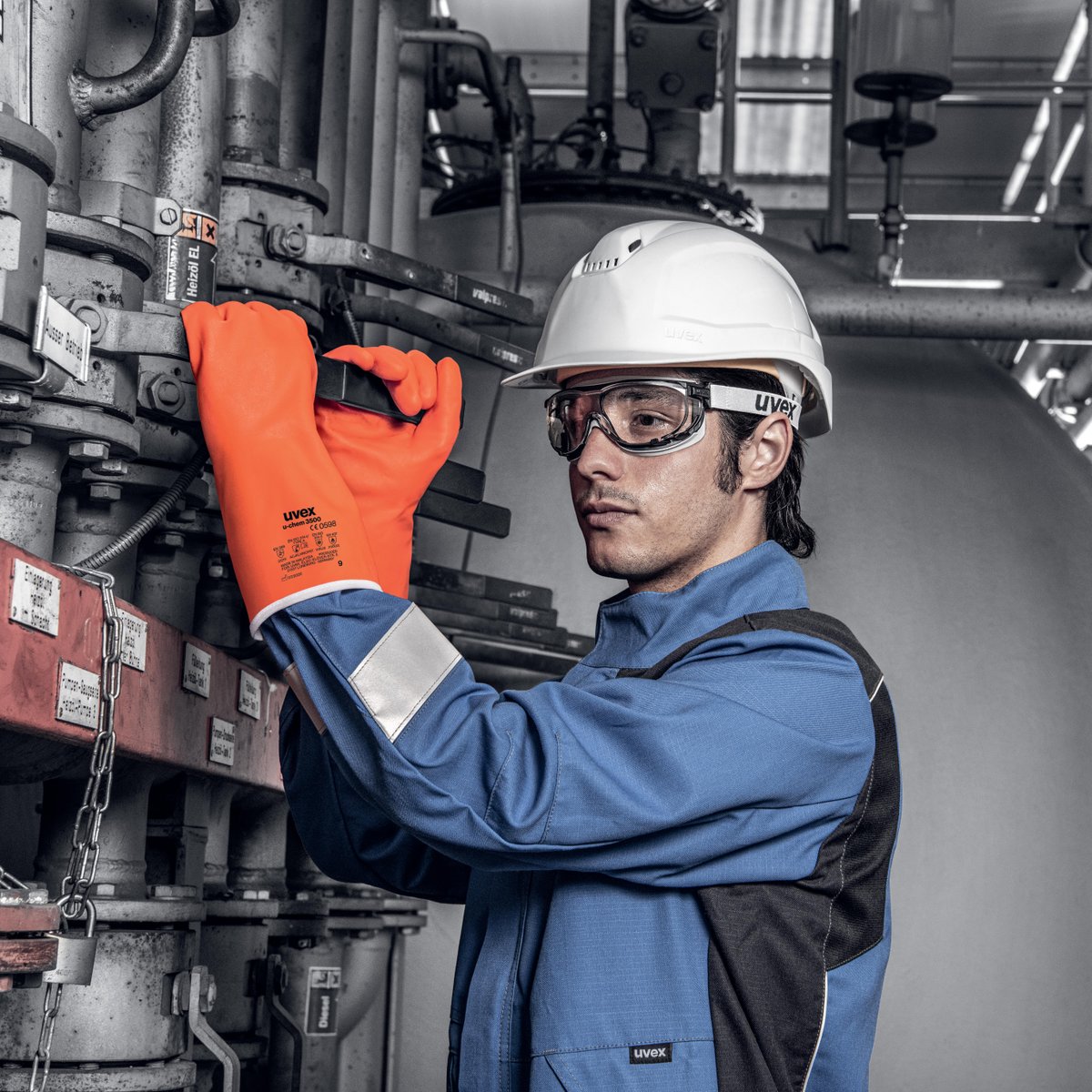 Eine Person mit Schutzhandschuhen und Schutzhelm arbeitet