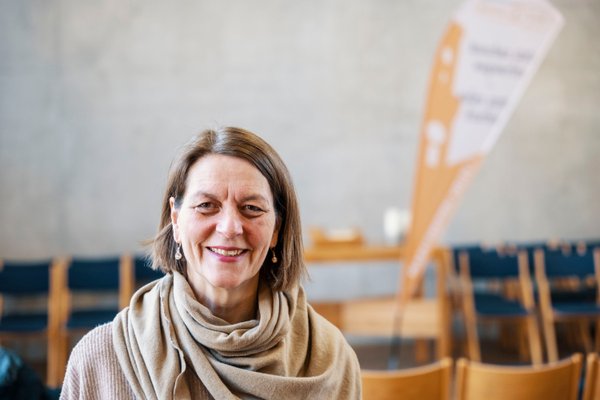 Frau Roos lacht 