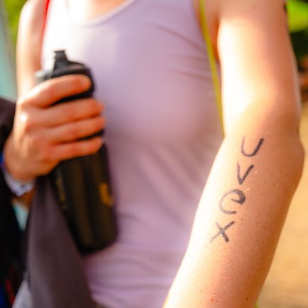 Ein Arm mit einer gemalten Aufschrift uvex