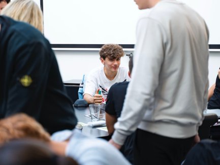 mehrere Personen in einem Besprechungsraum