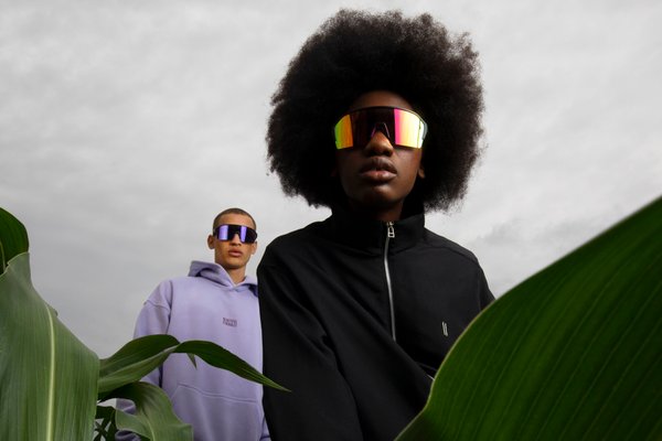 Zwei Personen mit Sonnebrillen