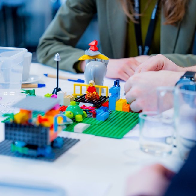 Lego‑Prototyping an einem Tisch.