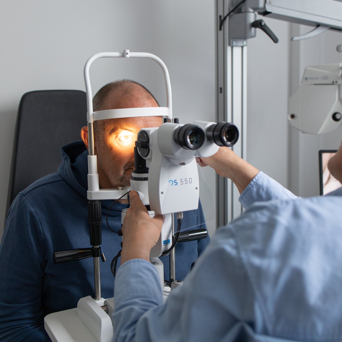 Ein Man macht gerade einen Sehtest