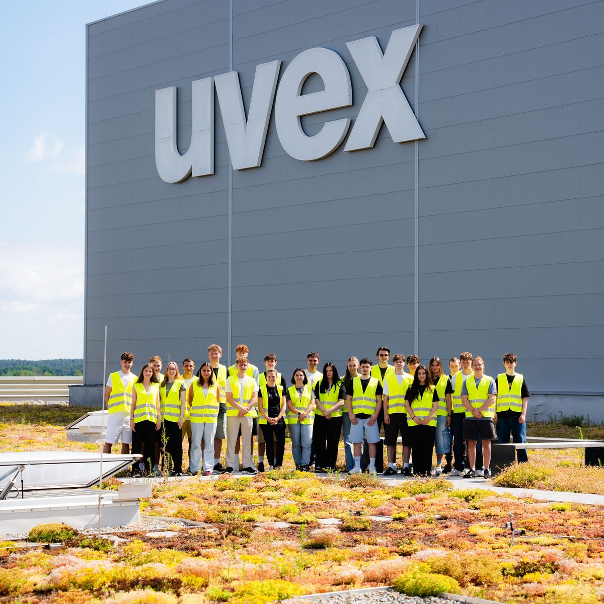 uvex Azubis stehen vor dem Logistikzentrum Rednitzhembach
