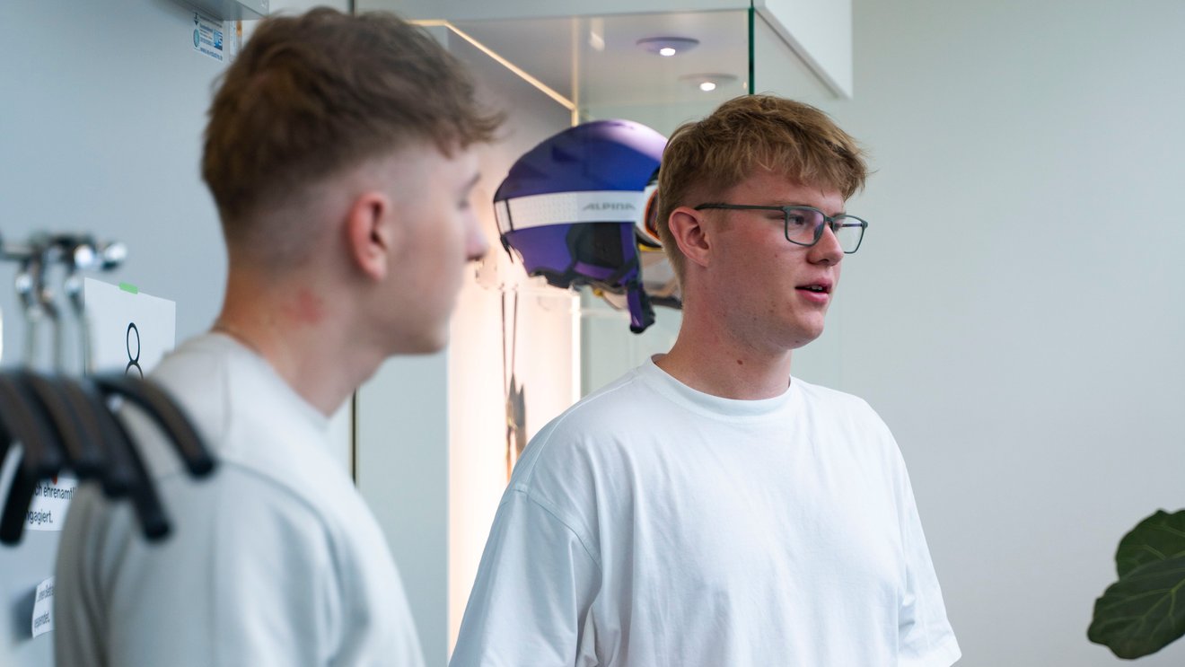 zwei Azubis der uvex group