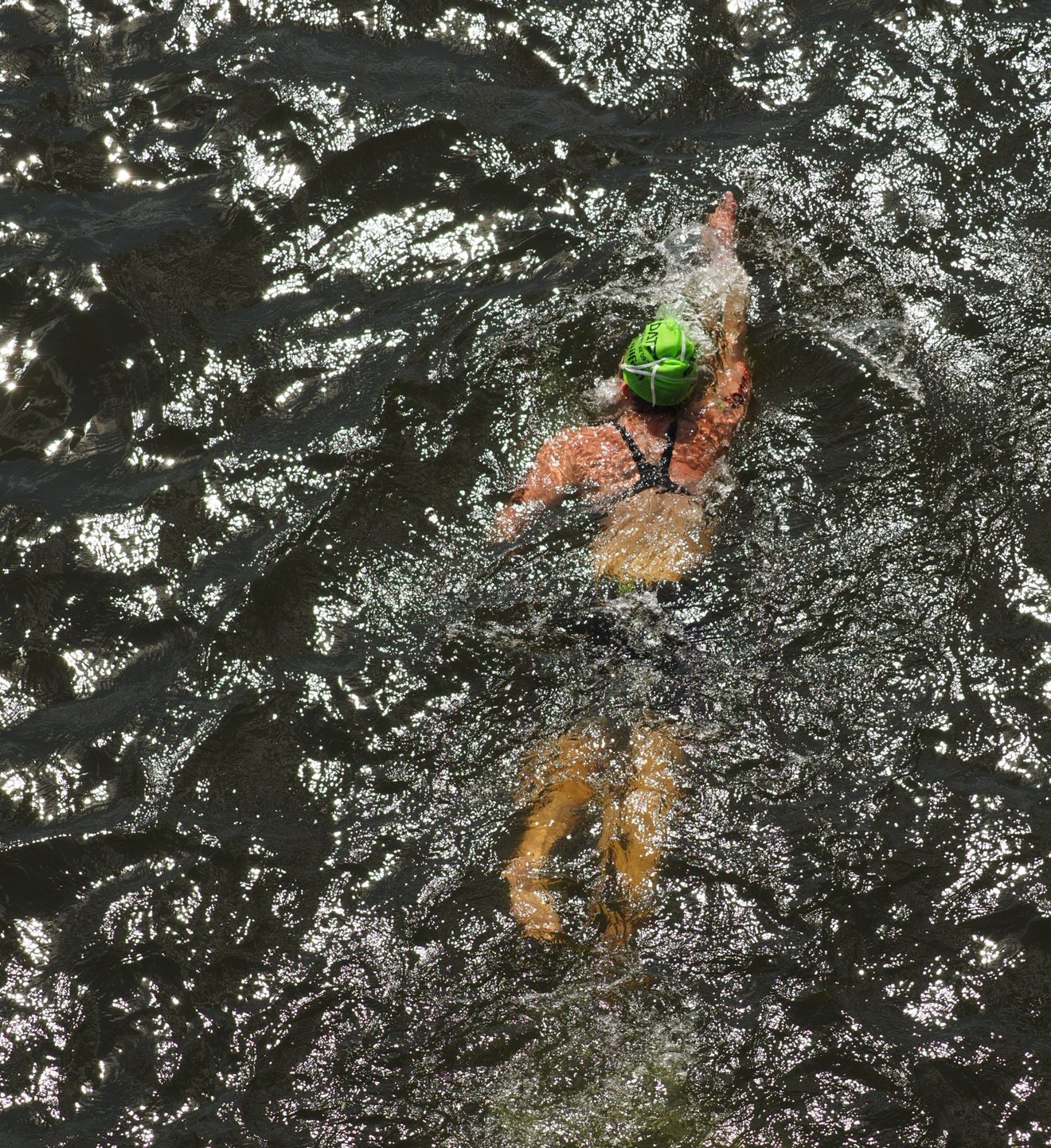 uvex Freizeitschwimmerin im Wasser